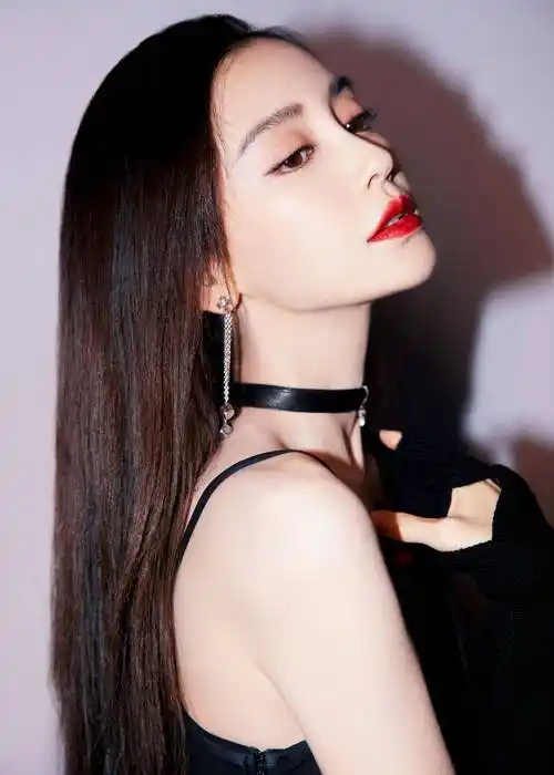 杨颖黑色紧身吊带连衣裙 又飒又酷美貌值满分