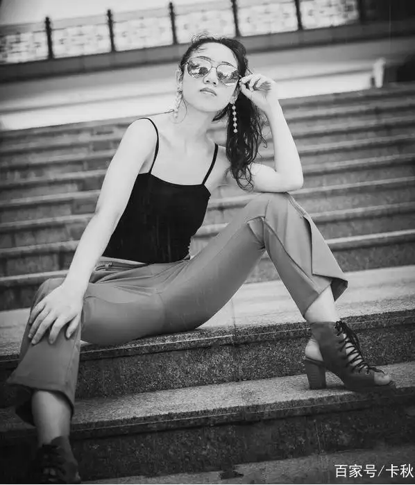 街拍:霸气坐姿,女汉子完美恋人,如此女汉子你能驾驭得住吗