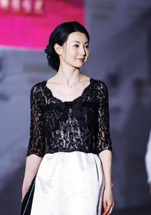 张曼玉依旧很有个性一身黑配黑金短靴有点摇滚有点帅