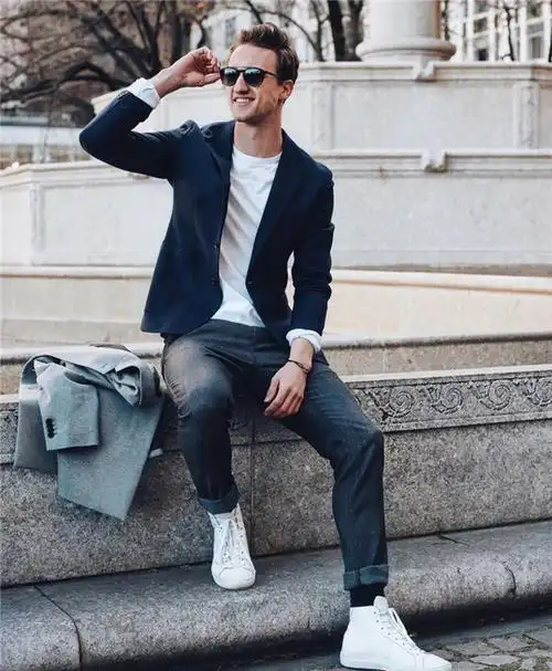 男士休闲西装裤配什么鞋子 这件休闲西服配什么颜色的裤子和鞋子