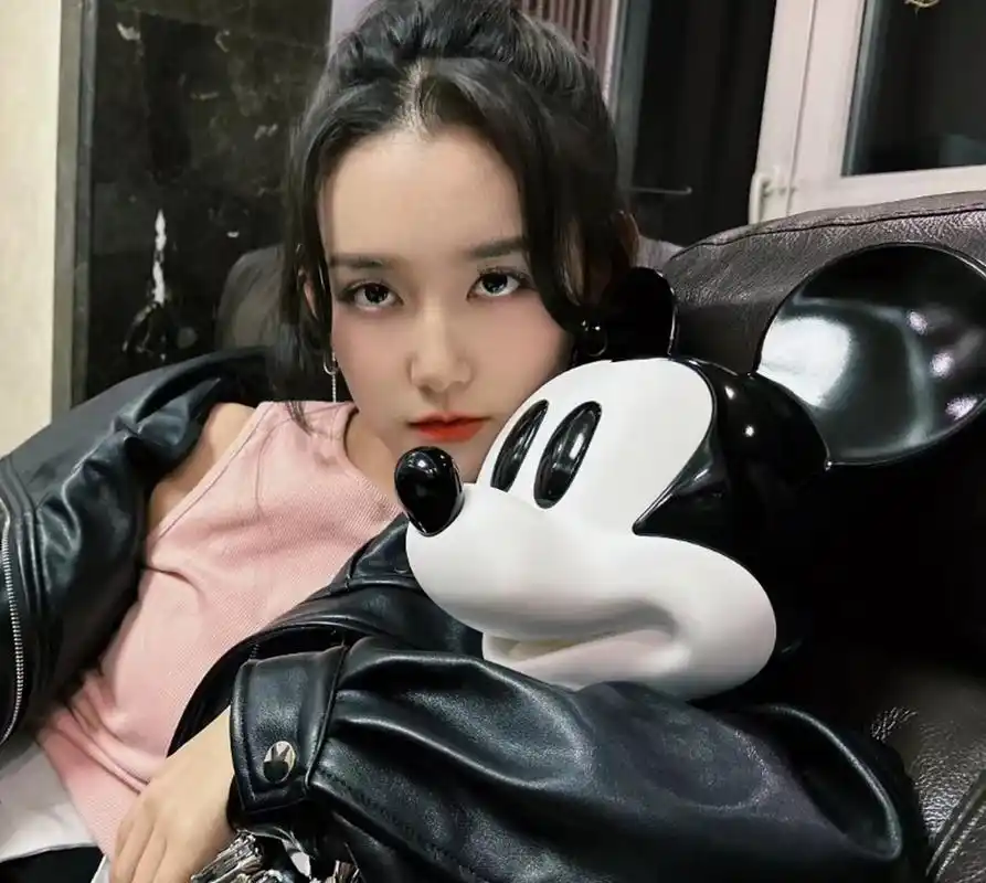 蒋依依抱着玩偶拍照有点拽,少见的酷飒一面很有个人魅力.