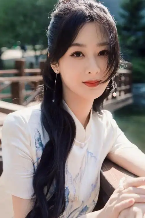 杨紫白色旗袍优雅时尚写真,一颦一笑尽显温婉气质.