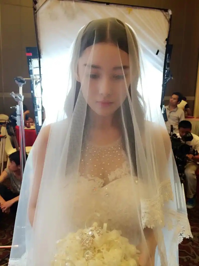 张馨予晒片场婚纱照 上围傲人吸睛