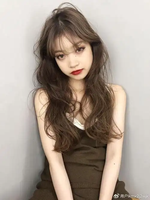 国字脸女士发型别乱整,试试这几种烫发,好看时尚显气质