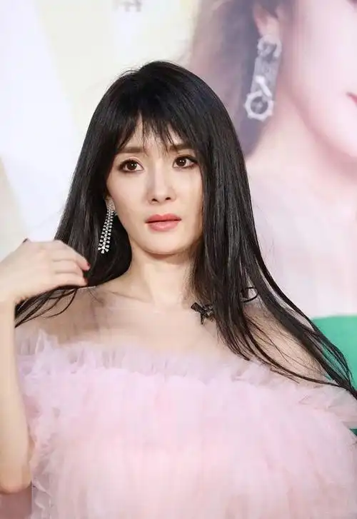 33岁杨幂轻松扮嫩一袭粉色纱裙仿佛18岁少女模样