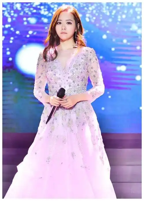 个性裙子搭配绑带鞋,张靓颖穿出成熟的魅力,她活得越来越美丽!