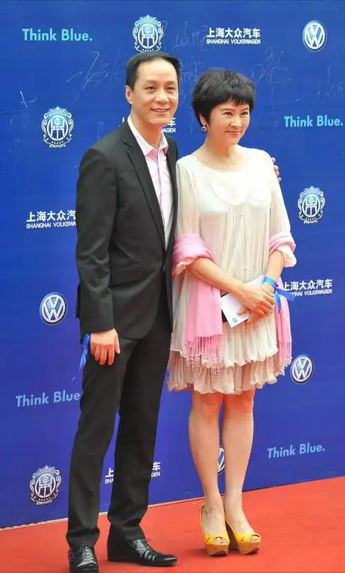 冯远征老婆太装68岁穿娃娃裙还配萝莉头跟老公穿情侣装好腻歪
