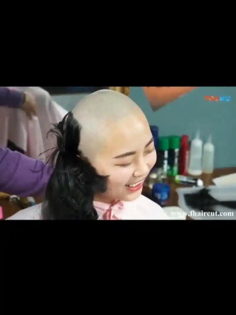 我超级喜欢光头女生,亮亮的光头女生,我喜欢看美女剃光头刮光头,我也