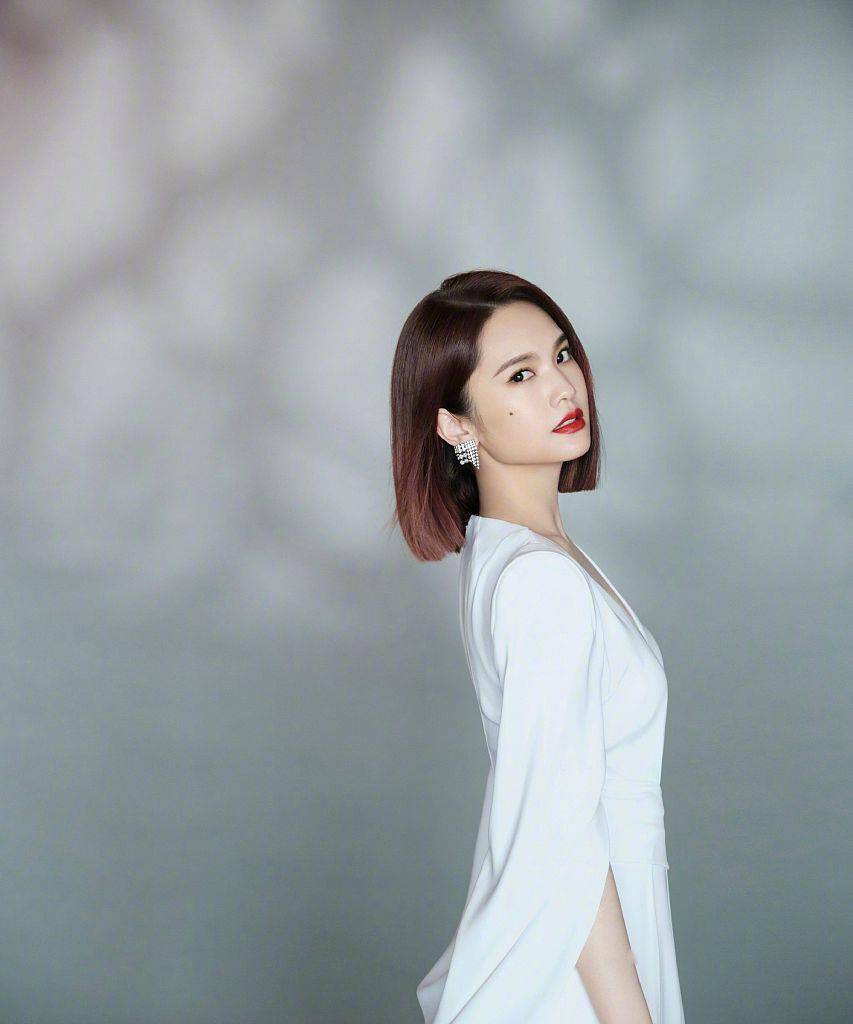 姐姐好飒杨丞琳留标志短发穿白衣抹红唇气场全开