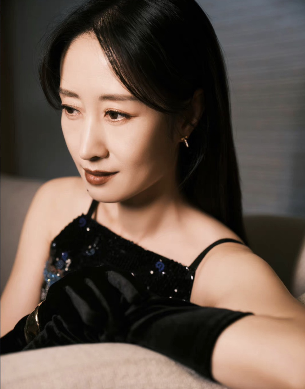 46岁刘敏涛被曝恋情后首更动态,穿吊带裙秀美背,优雅妩媚又撩人