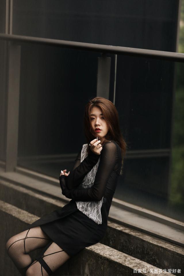 侧面展示曼妙身材,眼神迷离