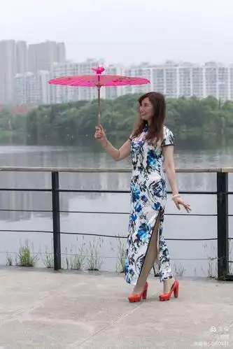 旗袍协会兰兰美女老师的带领下,第一次在西湖公园举行了一次户外教学