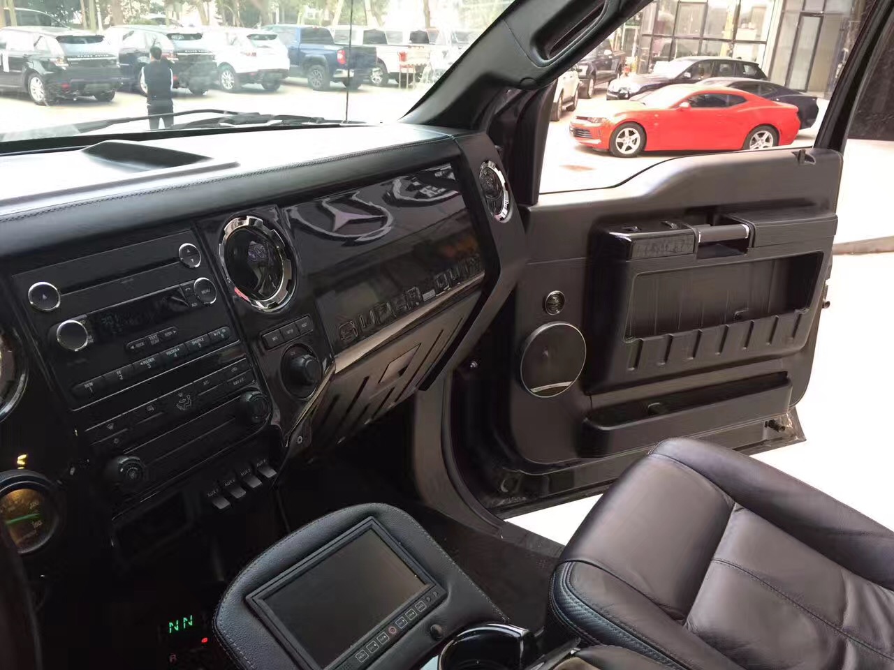 内饰方面:福特f650超级皮卡是一款皮卡车型.