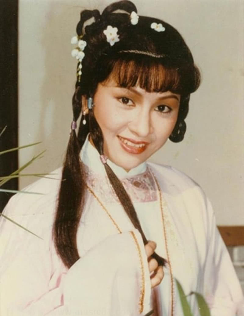 63岁米雪和58岁余安安,年轻时一个拒绝了成龙,一个拒绝了周润发