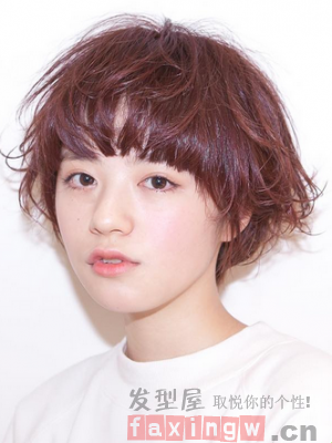 最后一款也是很受短发控女生们喜欢的齐刘海的蓬松短发烫发发型,白皙