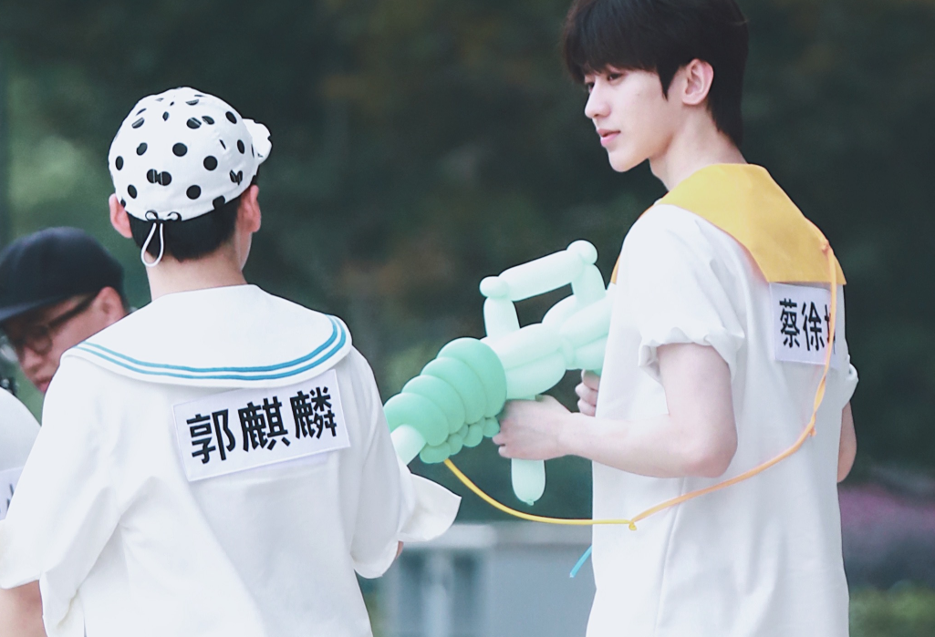 《奔跑吧》路透,蔡徐坤,郭麒麟造型童趣,沙溢成粉丝羡慕对象