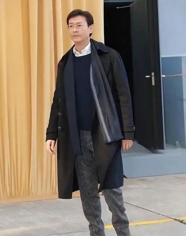 76岁郑少秋不服老!常年戴假发风度翩翩气质儒雅,真是帅了一辈子