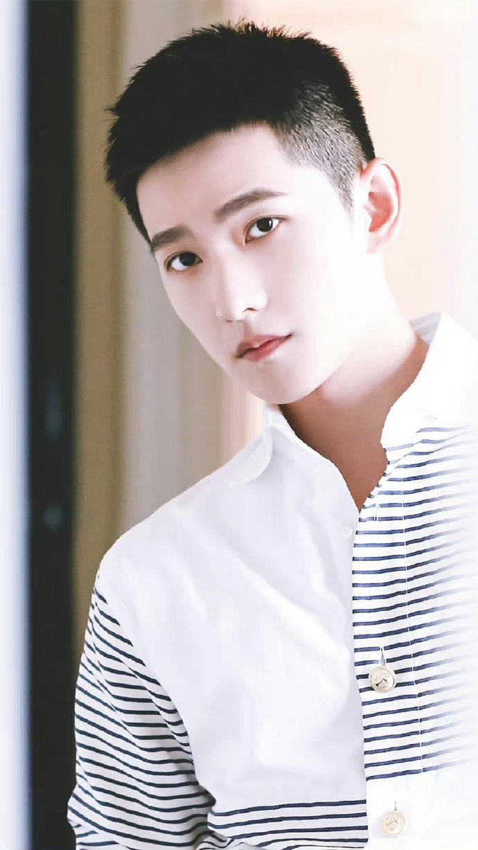 五官立体,真的好适合寸头帅疯了@杨洋