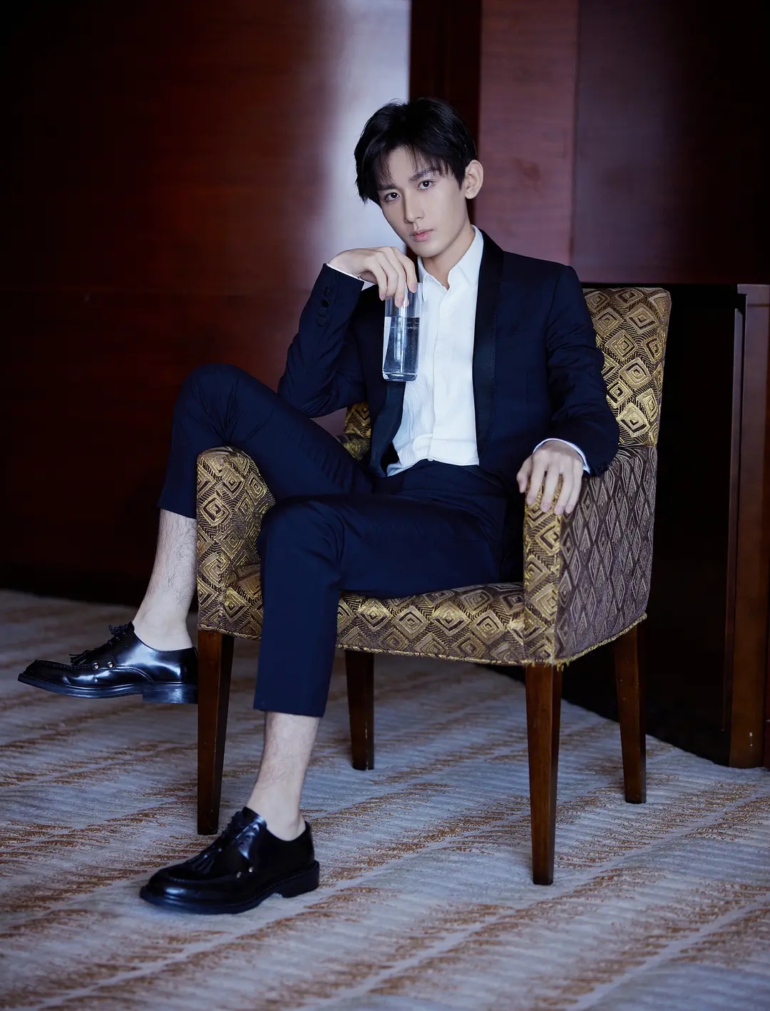 迷之时尚!成毅身穿西装露腿毛,身材颇为瘦小,感觉不到帅气