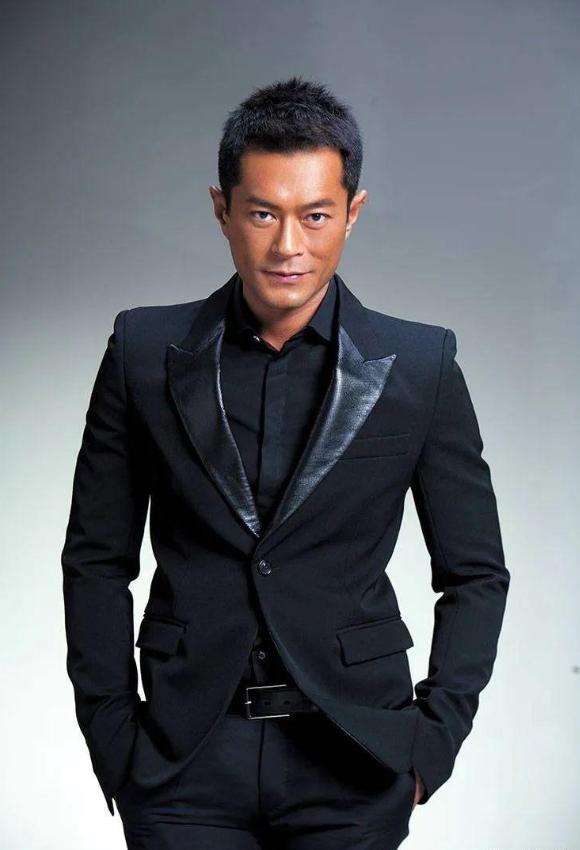 回顾香港这一夜,古天乐脸垮成蜡像,曾志伟胖一圈,70岁成龙赢了