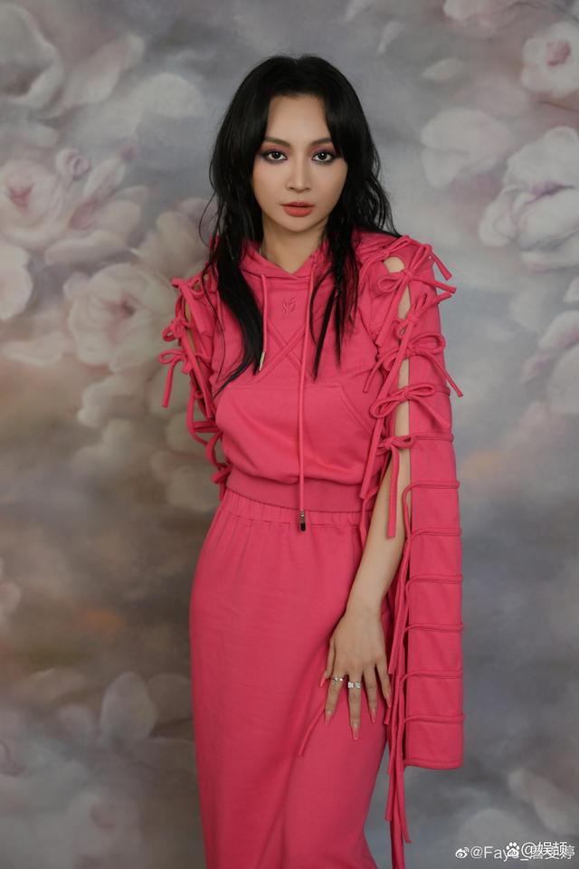 詹雯婷边吃火锅边清唱,为诛仙献唱金曲,唱功绝了引热议