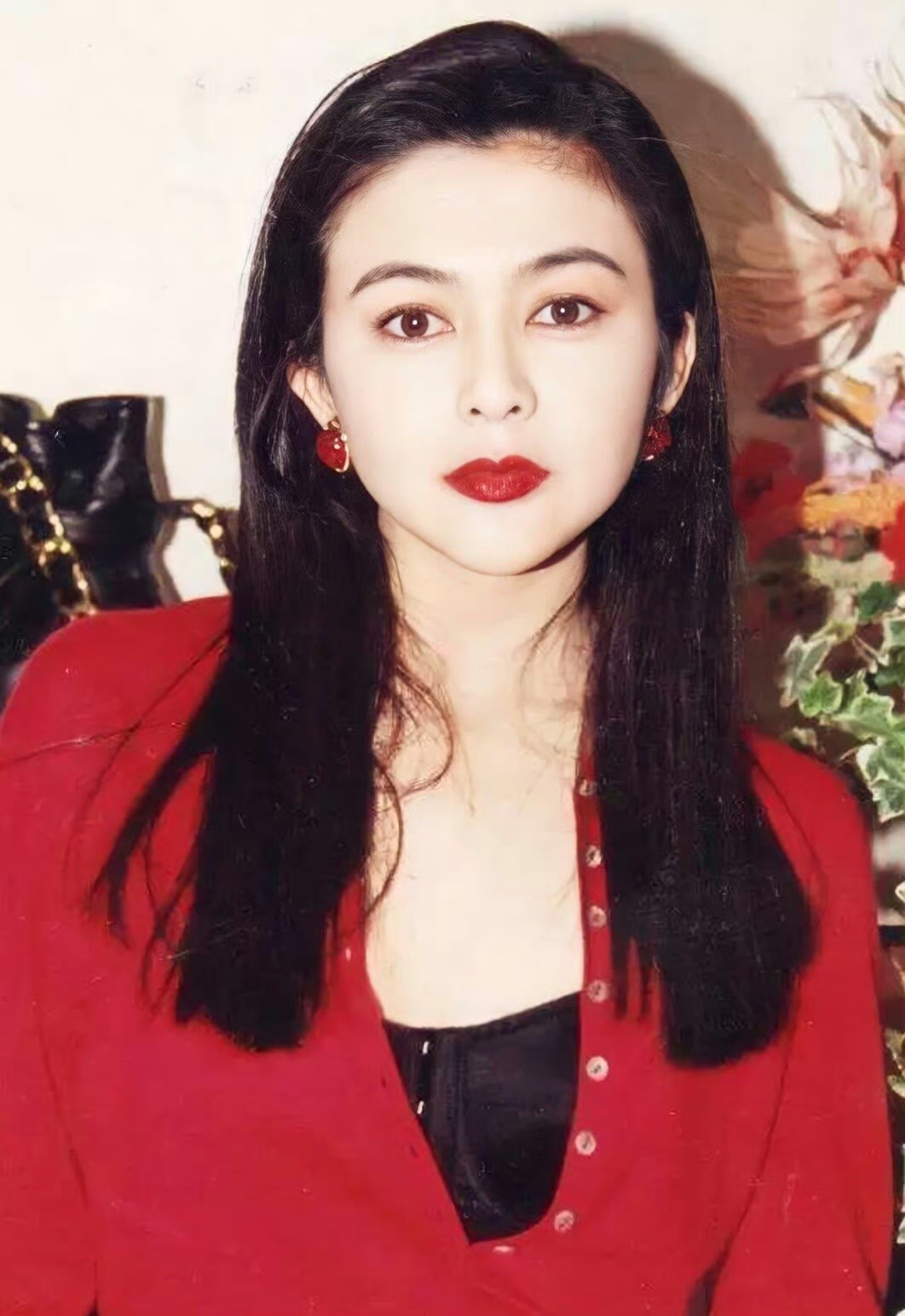 关之琳真的很适合这种浓妆,看上去显得格外的漂亮