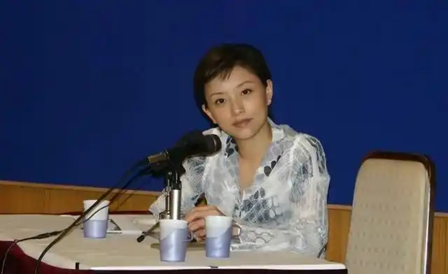 杨澜26岁辞职央视27岁嫁富商没有啥比培养孩子更重要