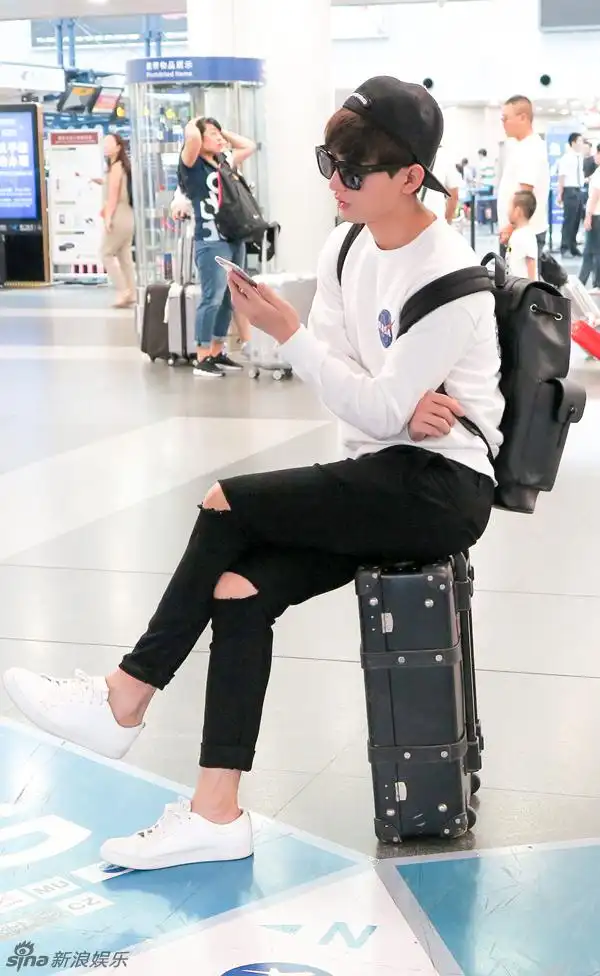 组图:成毅清新素颜亮相机场 嘟嘴卖萌惹人爱_高清图集_新浪网