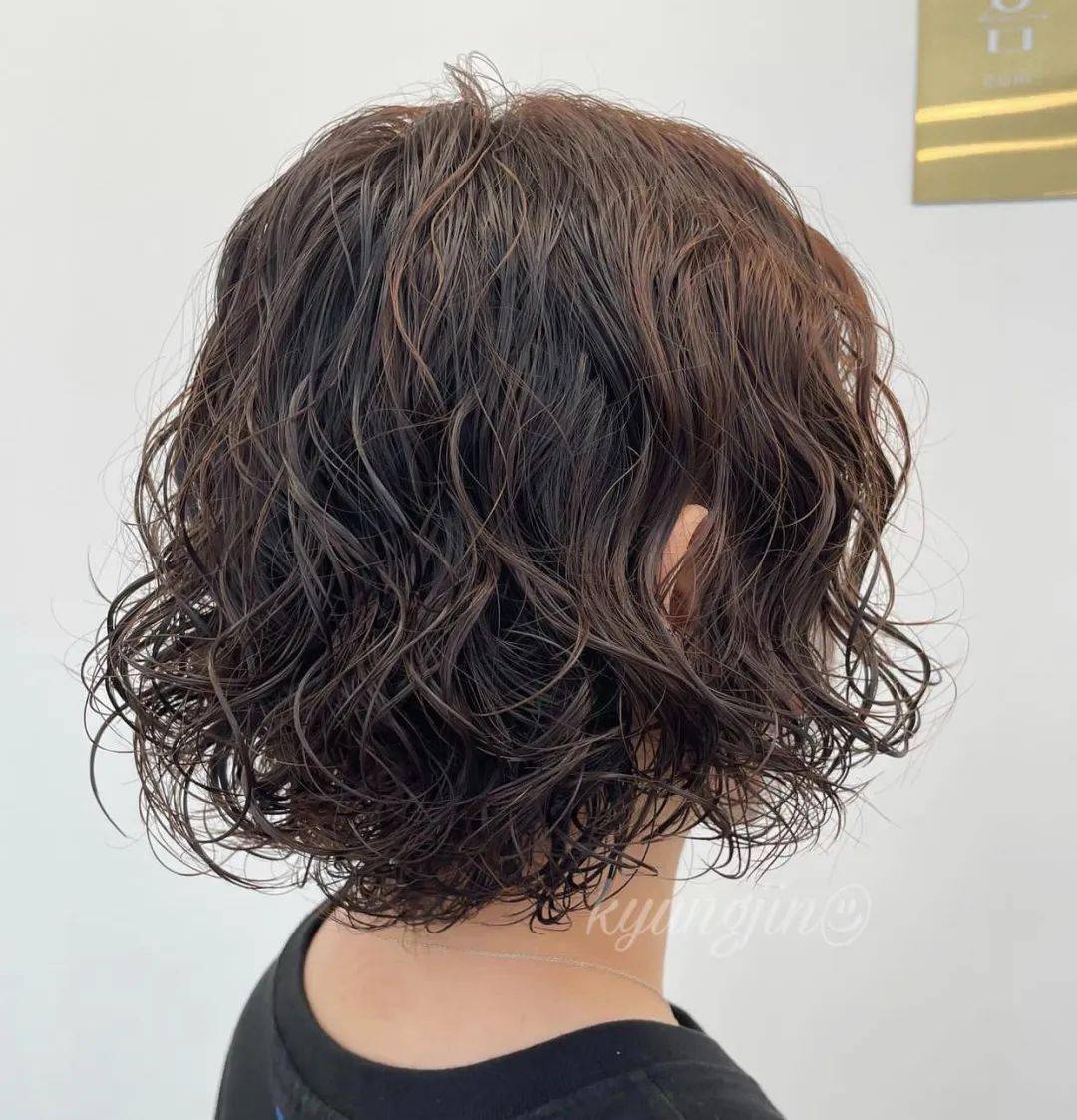 短发满头卷,头发再少烫了也好看!_修剪_美发_视频