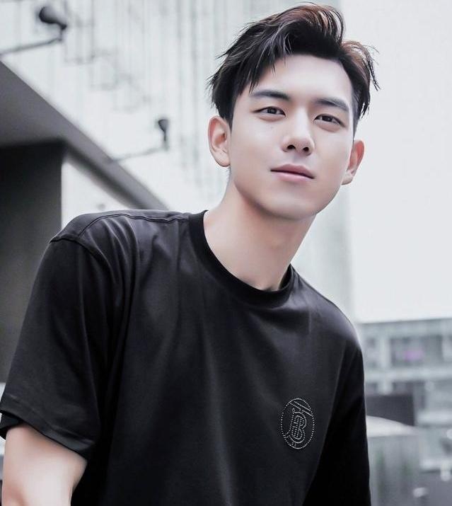 10月19日,是演员李现31岁生日.先祝李现生日快乐!