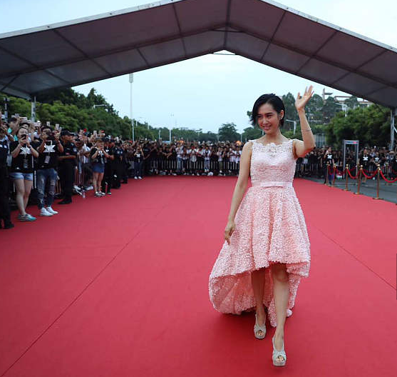 155朱茵和170陈法蓉同台朱茵输了身高赢了气场