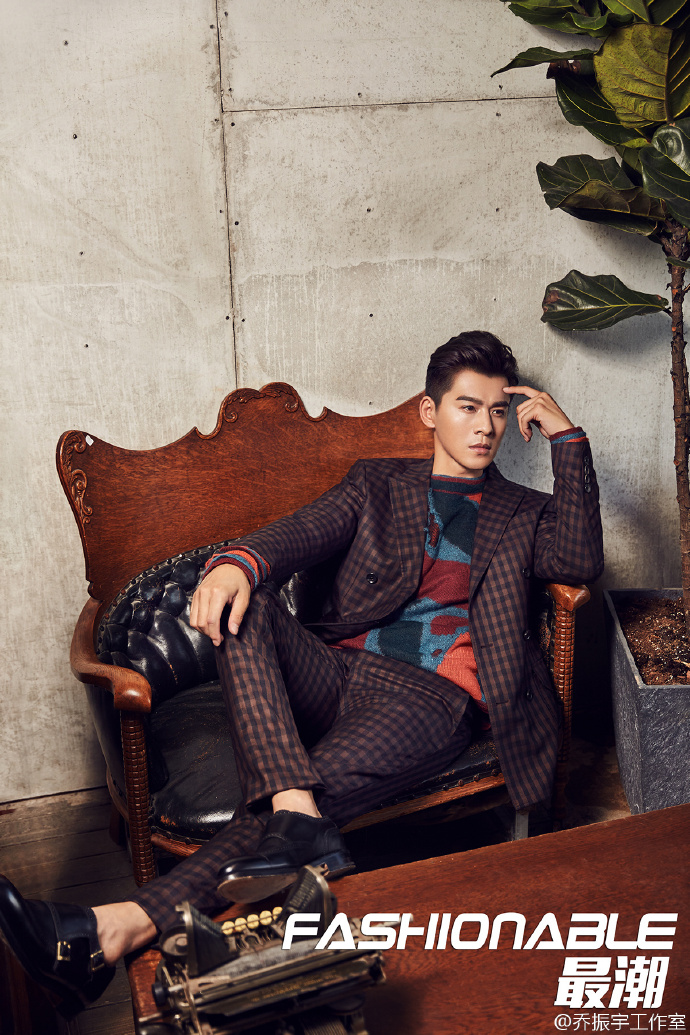 照片以棕色系为基调,#乔振宇#身穿休闲西装,勾勒出健康阳光的身材,一