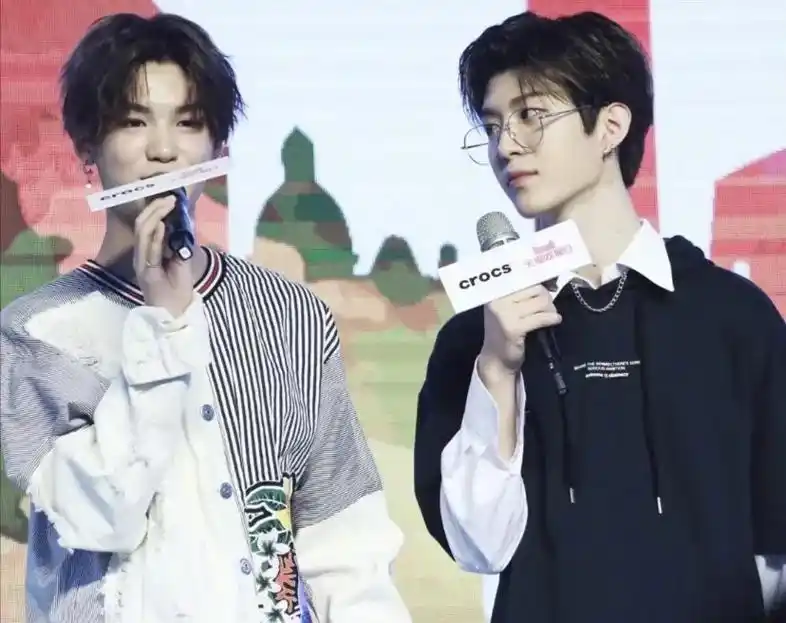 当所有人都在看镜头时 他却在看他的小朋友#范丞丞 #黄明昊  - 抖音