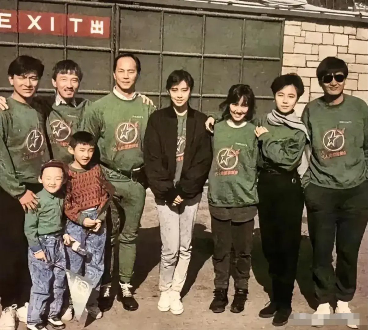 这张照片拍摄于1987年,香港艺人们的合影.