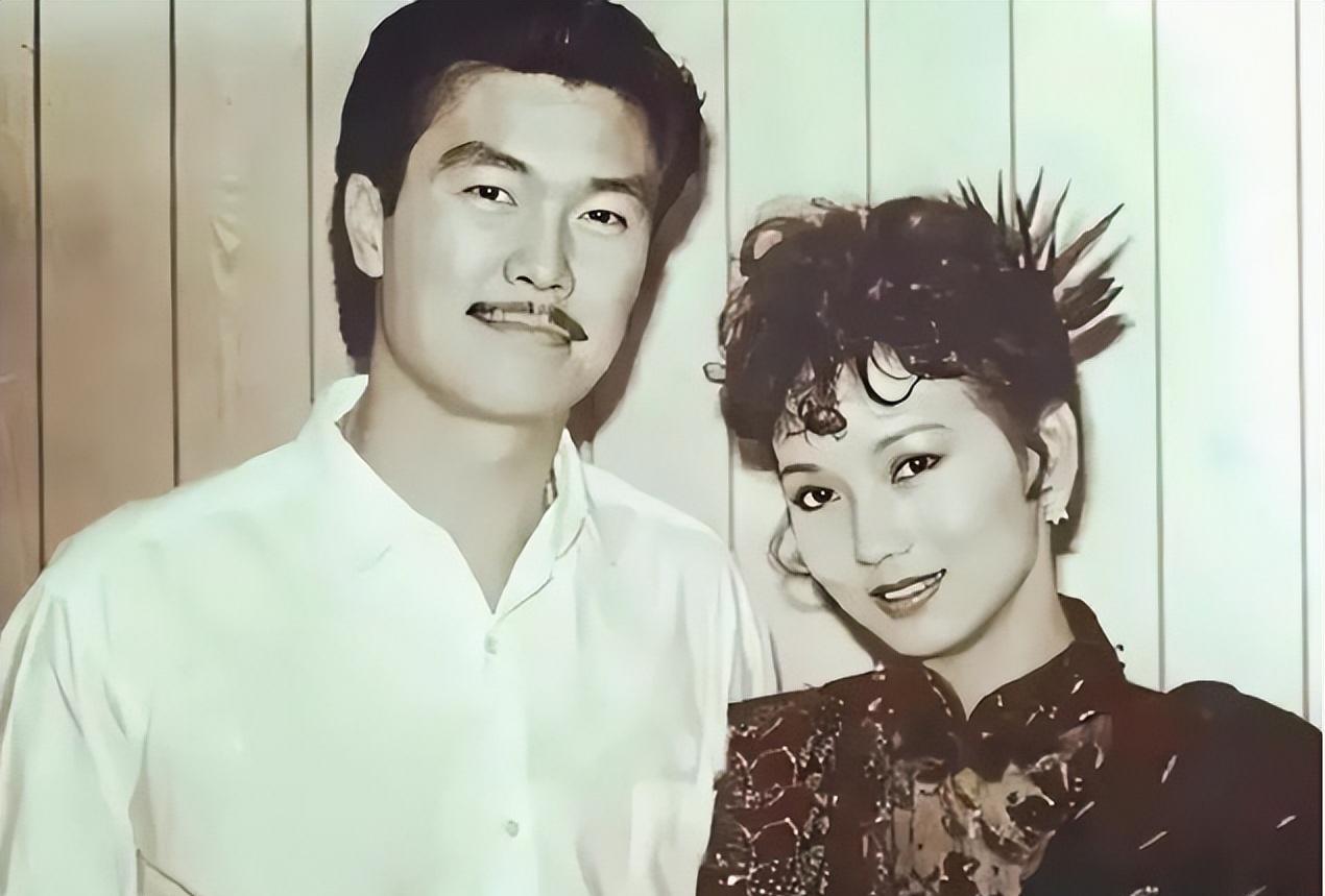 赵雅芝的3个儿子,长子45岁次子42岁,小儿子35岁,个个让她骄傲_黄汉伟