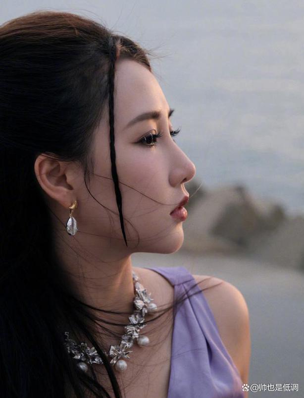 7月29日深夜,女歌手弦子在个人社交平台上发布了一组美照,引起广泛