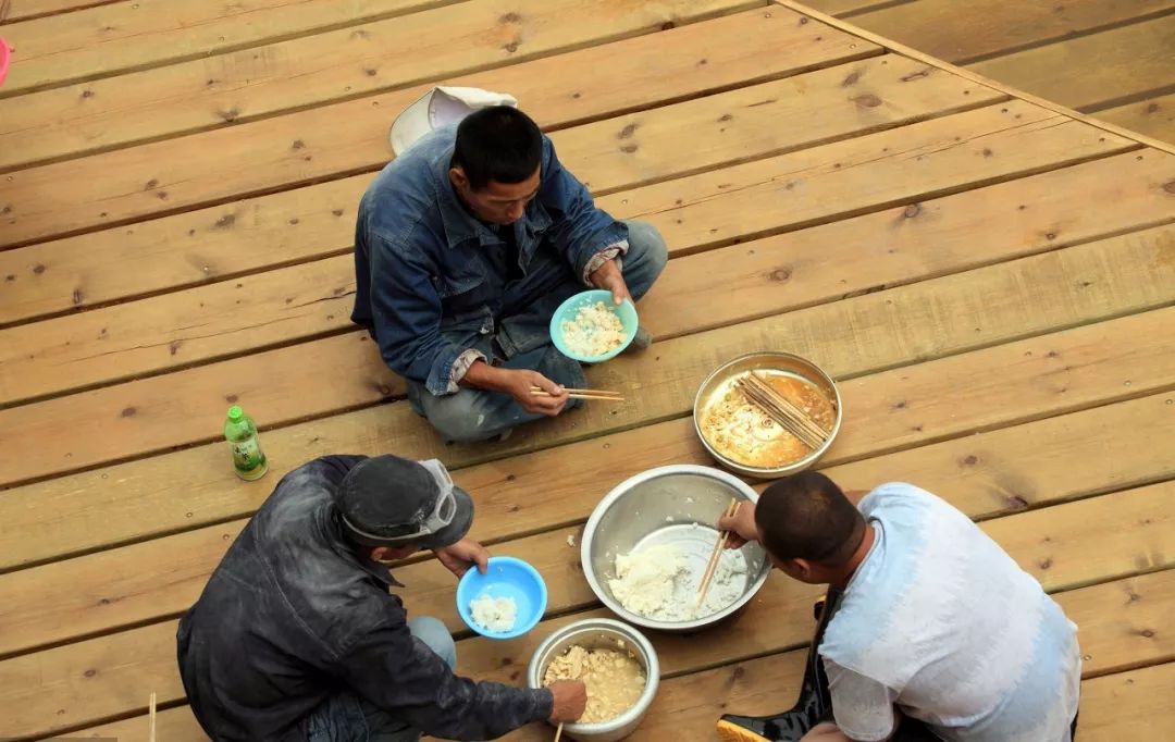实拍农民工吃饭场景你能忍着眼泪看到第几张