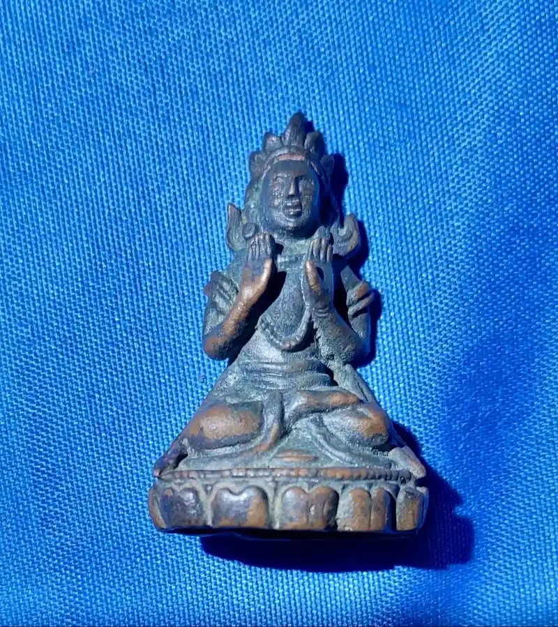 毗卢遮那法界佛像 表现体量很大的佛陀图像,袈裟上