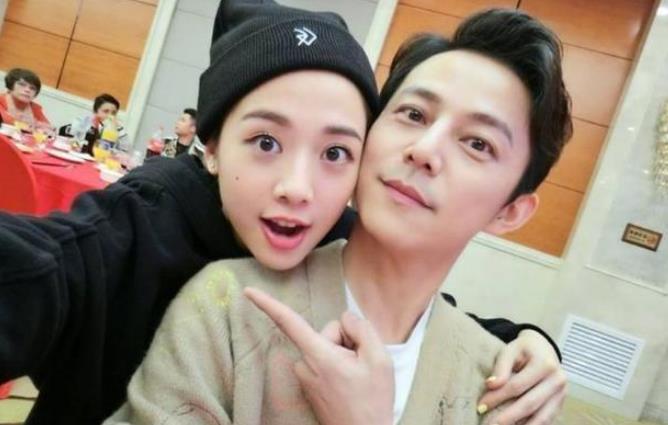 何炅47岁老婆终露面?颜值变化大引争议,陪伴何炅20年却被否认!