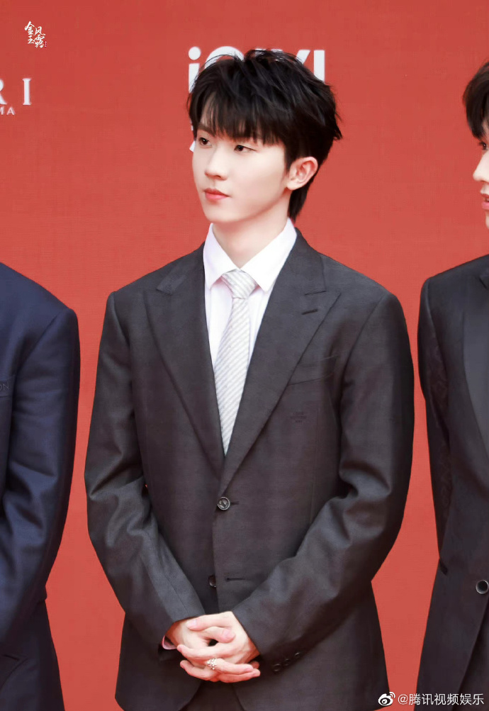 时代少年团北影节红毯生图#@时代少年团全员西装造型也太鲨啦,这不是