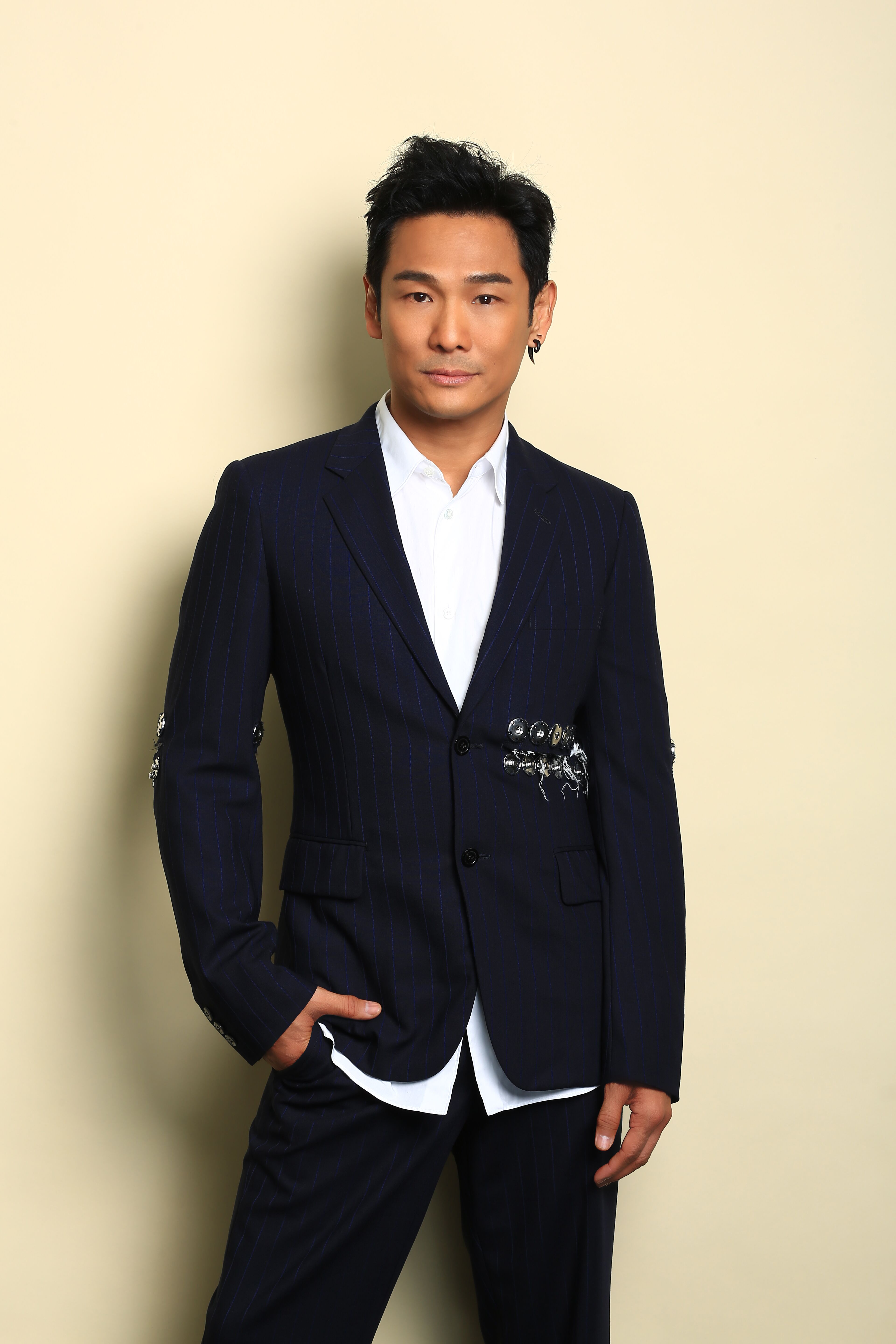 年2月10日出生于香港,拥有中国,西班牙和菲律宾血统,华语流行乐男歌手