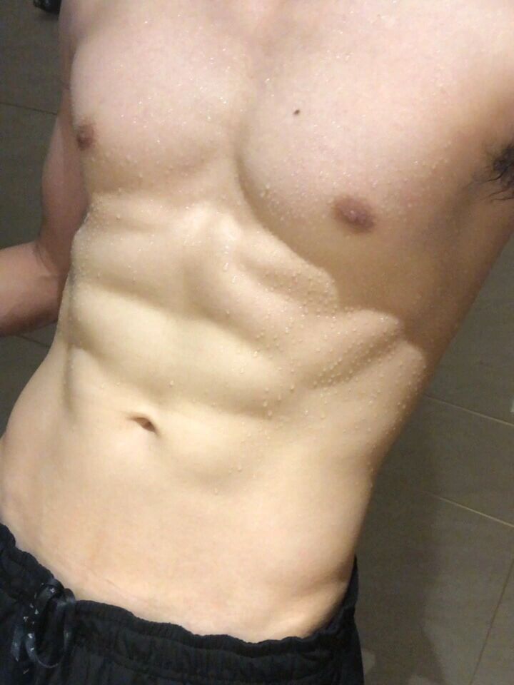 冒汗的腹肌 出太阳🌞晒一晒杀菌