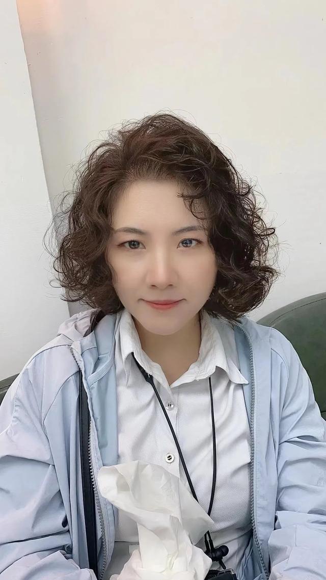 脸部线条不够圆润的话,也可以通过这种满头卷的烫发来加以柔和,又卷又