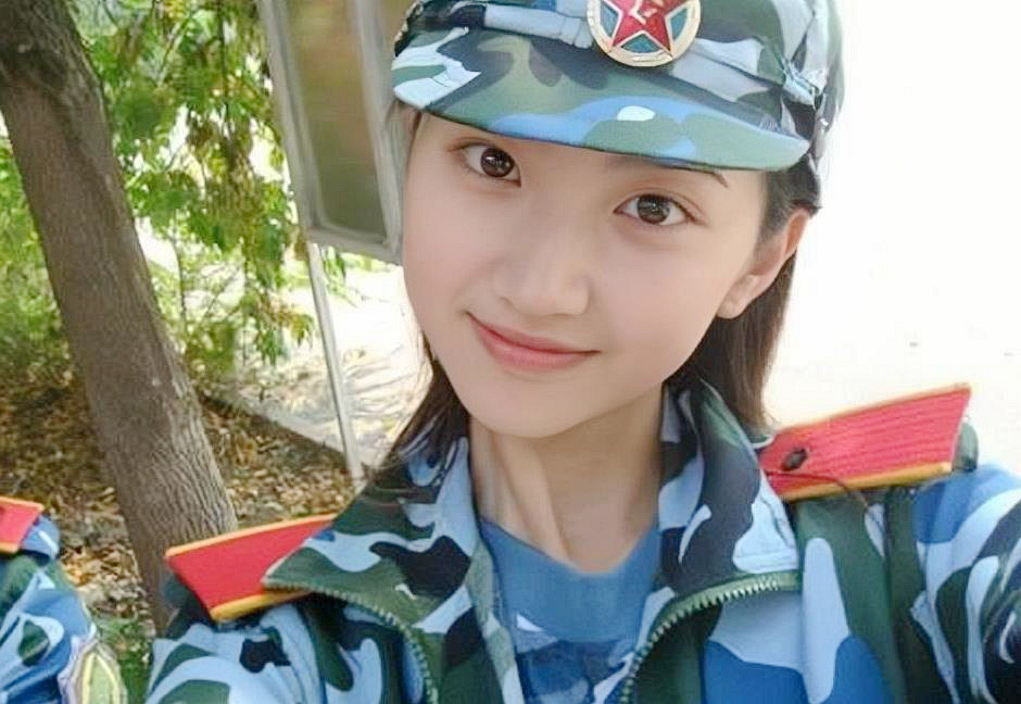 景甜早年的老照片,有一种清澈灵动的气息,说不出的温柔可人.