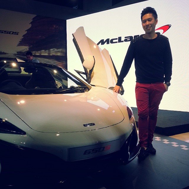 【大马豪门富二代】高富帅驾跑车被女围!