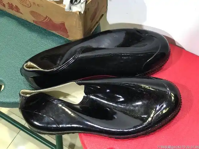文革色彩浓厚1969年老库存飞跃牌雨鞋