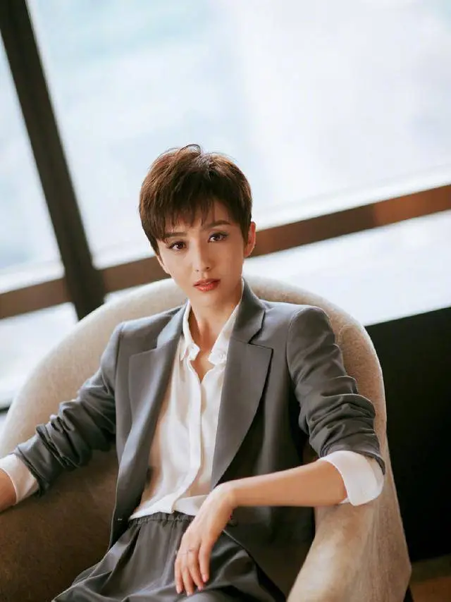 原创34岁佟丽娅穿白色连衣裙优雅时尚网友气质不输29岁baby