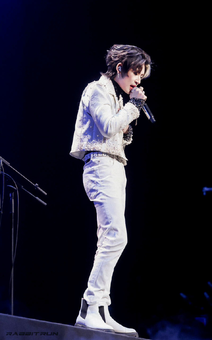 郎朗音乐会嘉宾是小鬼##小鬼今晚白马王子即视感##小鬼新歌没有牡的