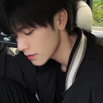 最火爆的网图男生帅气图片优质男生精选高冷微信头像大全