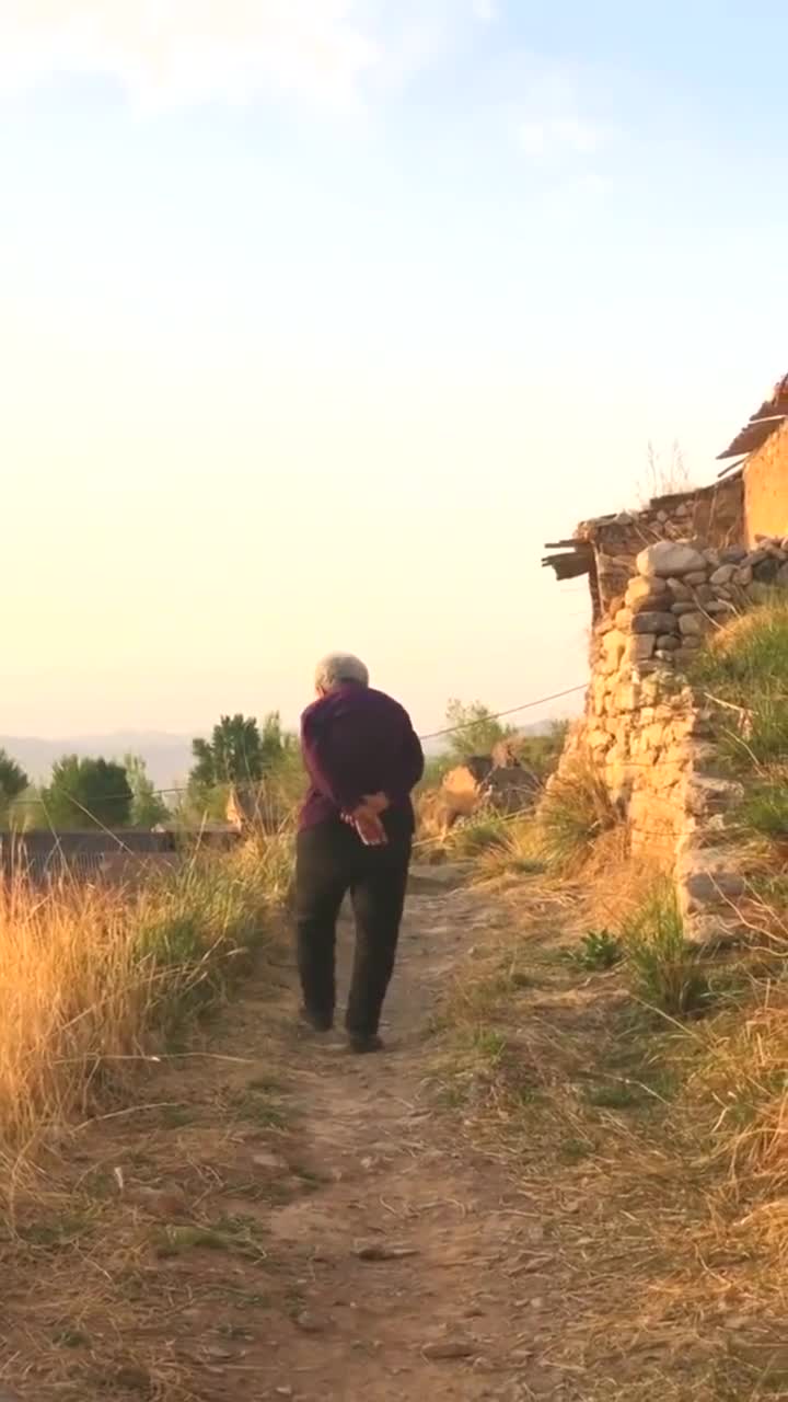 奶奶无意间回头一望孤独的背影好生凄凉心酸